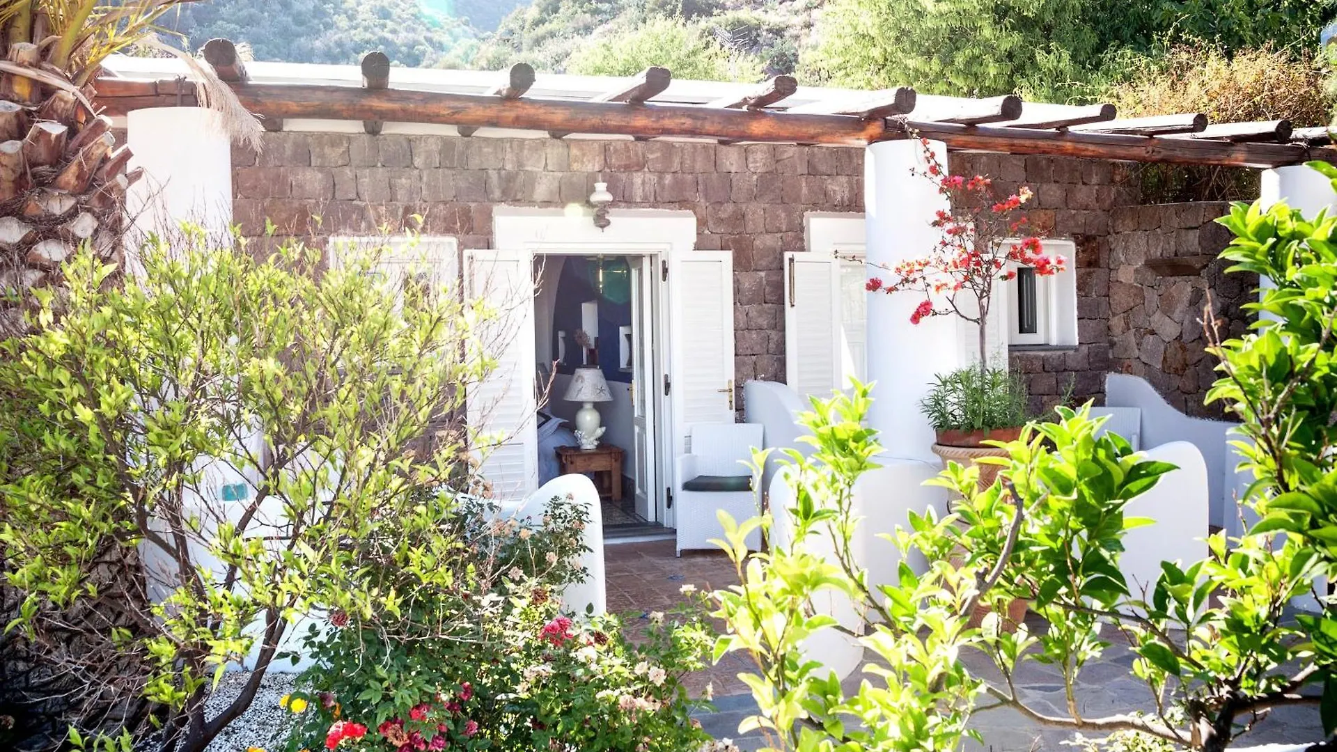 Hotel Oasi Panarea 4*,